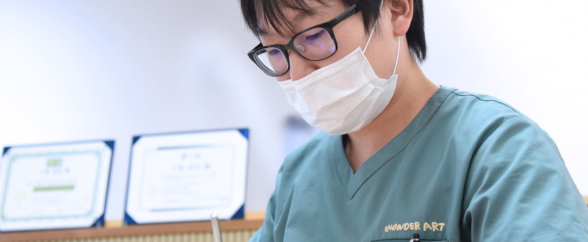 診察中の中根院長